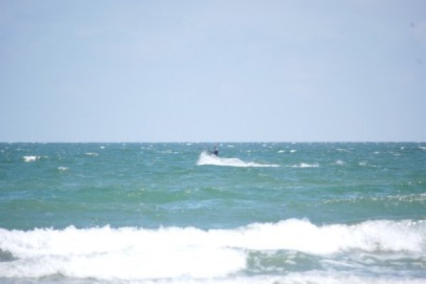 În pericol de înec, la Mangalia: salvată de cei care făceau kitesurfing!